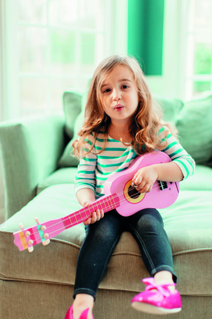 Mädchen beim Gitarre spielen