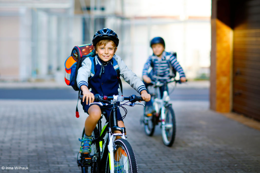 Selbstständigkeit und Selbstwirksamkeit: Kinder fahren mit dem Fahrrad zur Schule