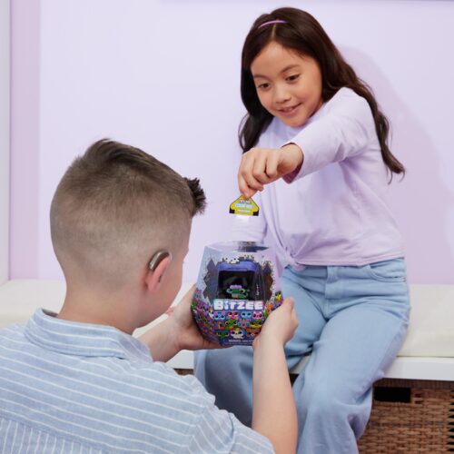 Zwei Kinder spielen mit Bitzee, dem interaktiven Lernspielzeug mit Pixel-Display, in einer hellen Umgebung.